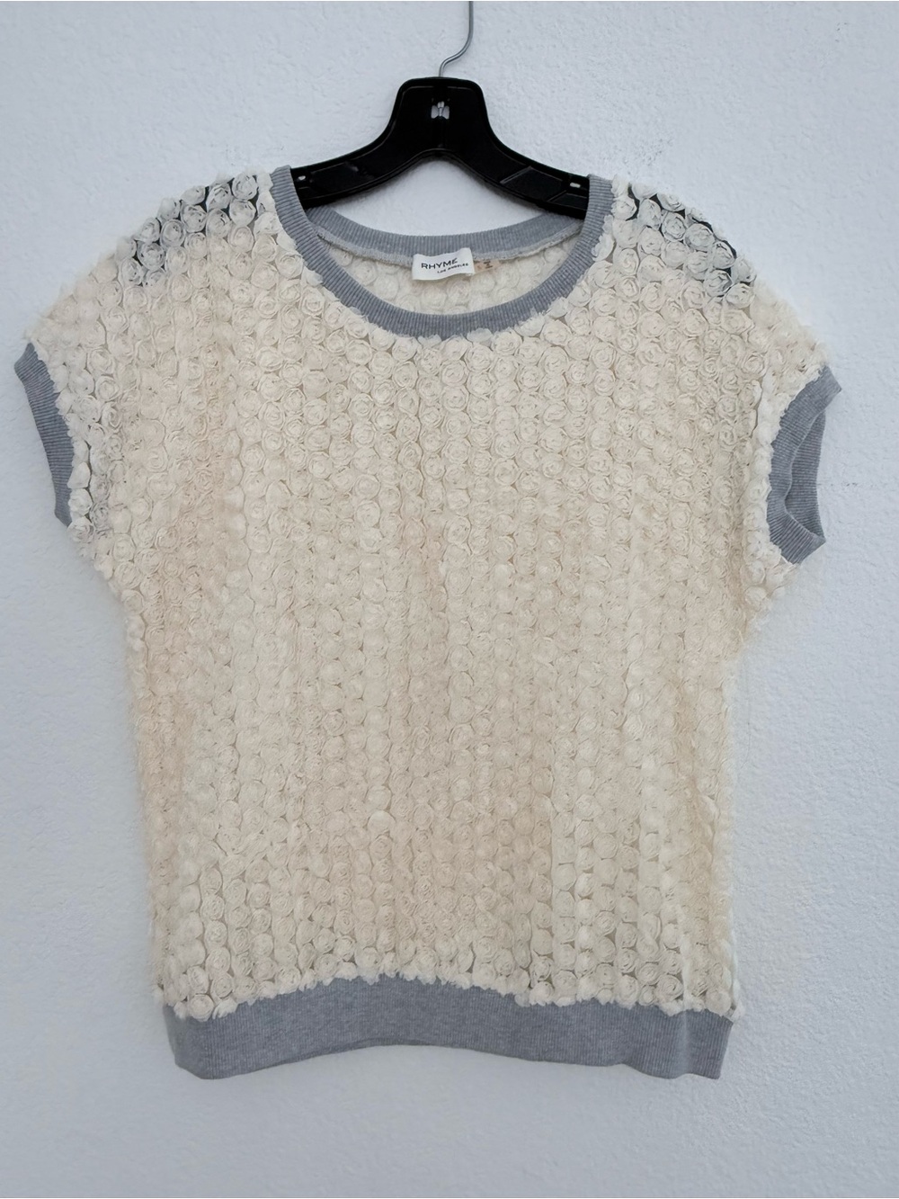 Ivory Rosette Textured Short Sleeve Sweater with Gray Trim - by Recuerdo